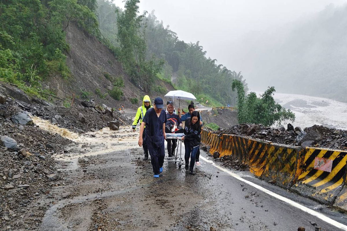▲緊急醫療救護人員在滂沱大雨中出動，展現高度應變能力。（圖/高雄榮總提供）