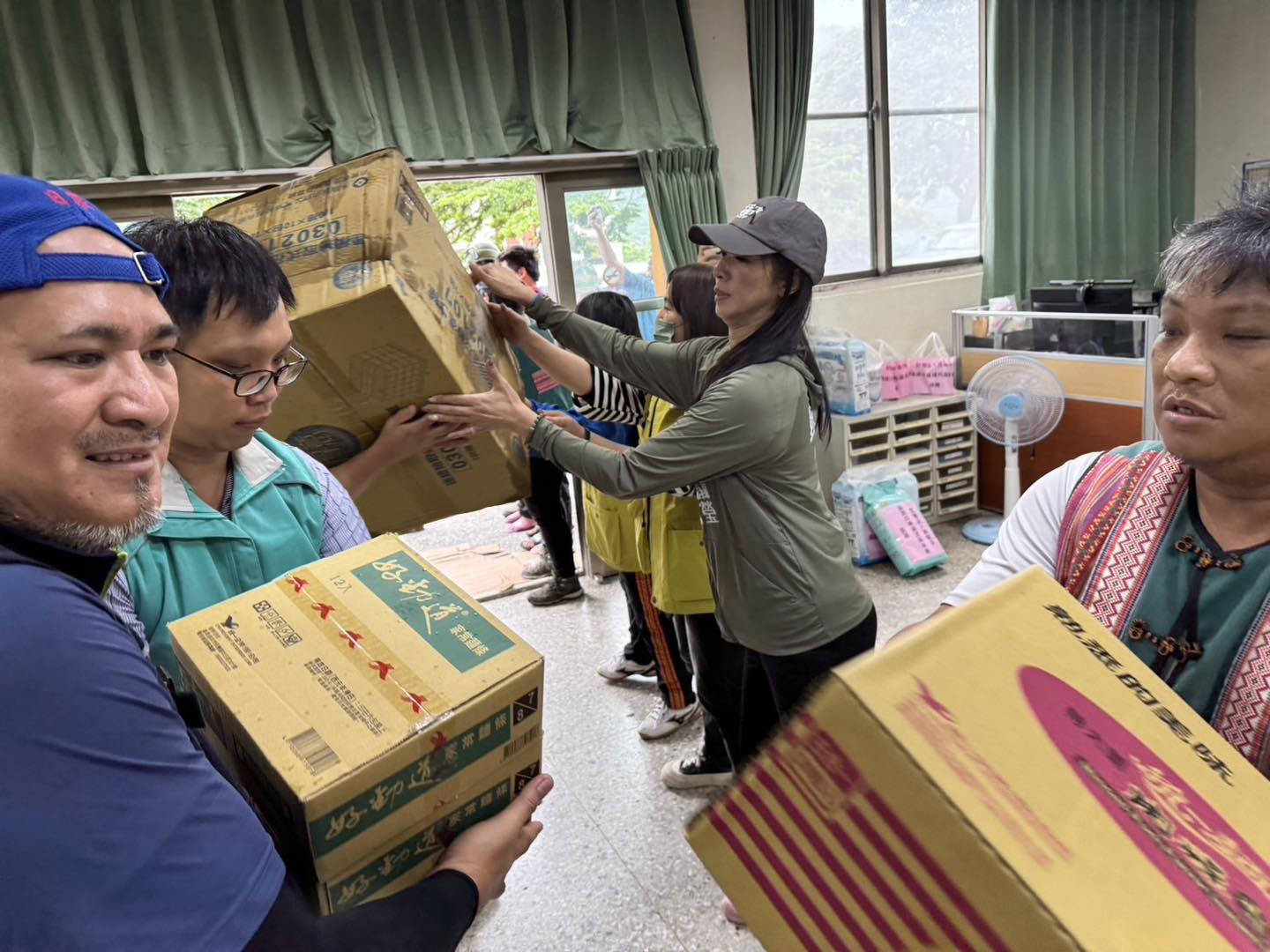 響應正副總統捐薪救災 邱議瑩攜手市府送暖高雄山區 支持災後重建