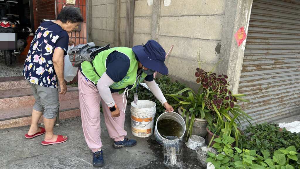 ▲呼籲大家定期檢視居家戶內外環境，清除孳生源，共同防堵登革熱疫情。（彰化縣衛生局提供）