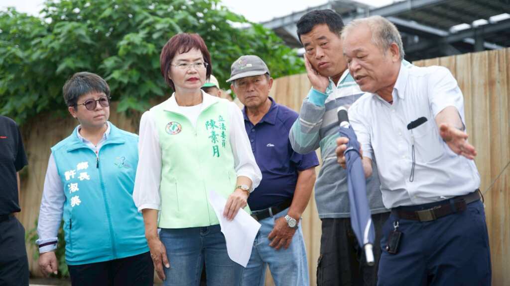 ▲田尾農水路護岸崩塌，嚴重影響居民農務耕作，立委陳素月偕同田尾鄉許淑美鄉長與田尾鄉民代表會李建宏副主席，會同農業部農田水利署彰化管理處主任工程師陳耀釧等人進行會勘。（陳素月立委提供）