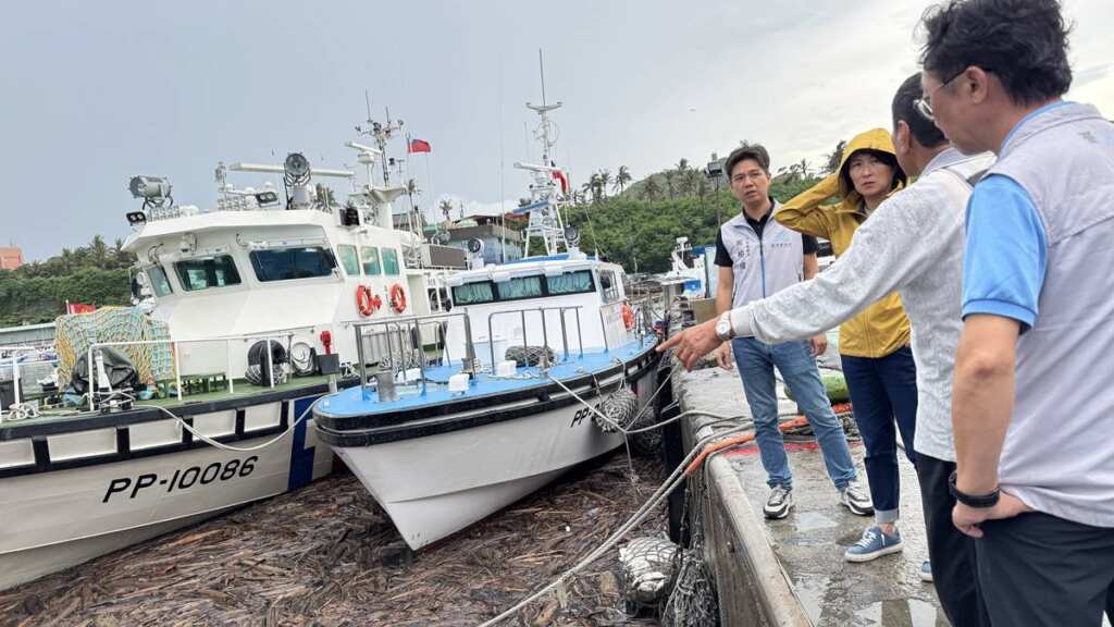 ▲富岡漁港湧入漂流木,台東縣府即刻協調清除維護航行安全。