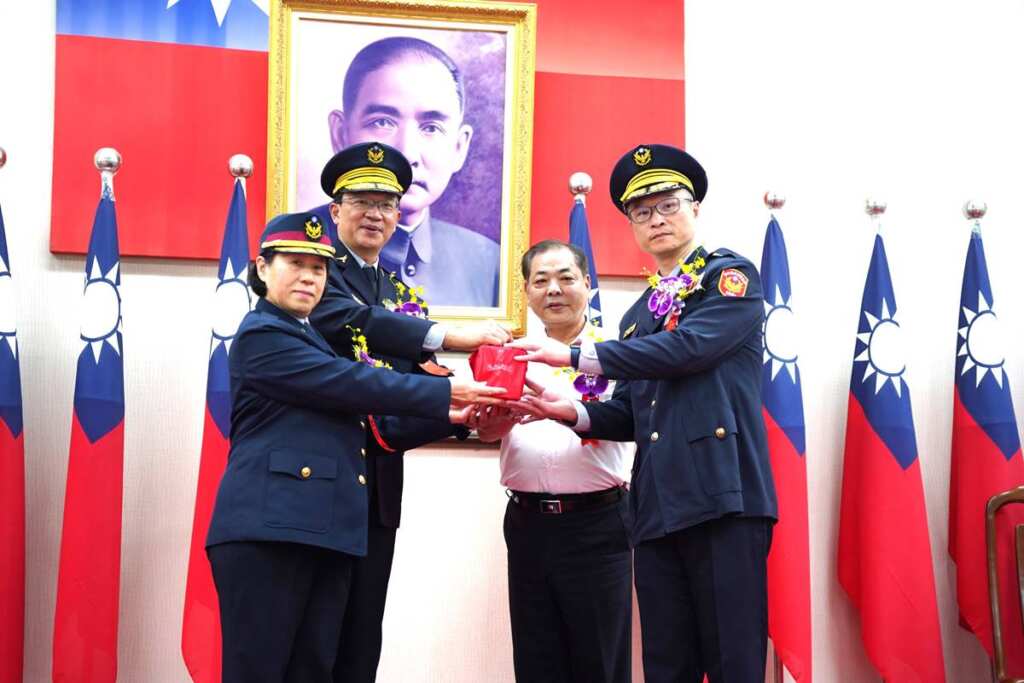 ▲新竹縣政府警察局長交接典禮由副縣長陳見賢(右二)親自見證,右一為新任警察局長林建隆。