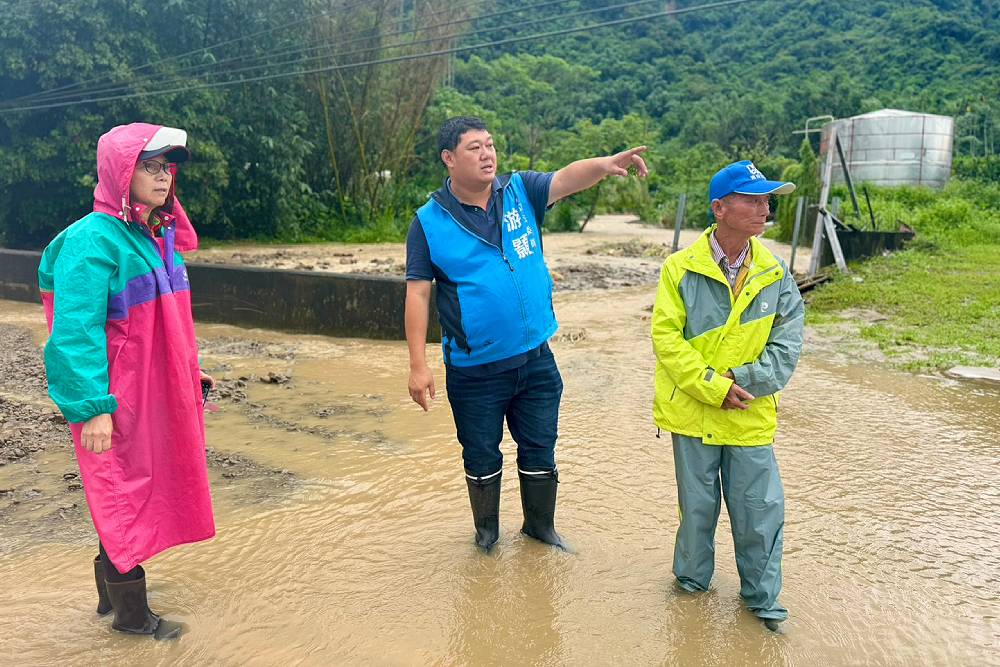 竹山往集集道路因雨中斷 公路局今派大型機具修復道路 232 竹山往集集道路因雨中斷 公路局今派大型機具修復道路 231