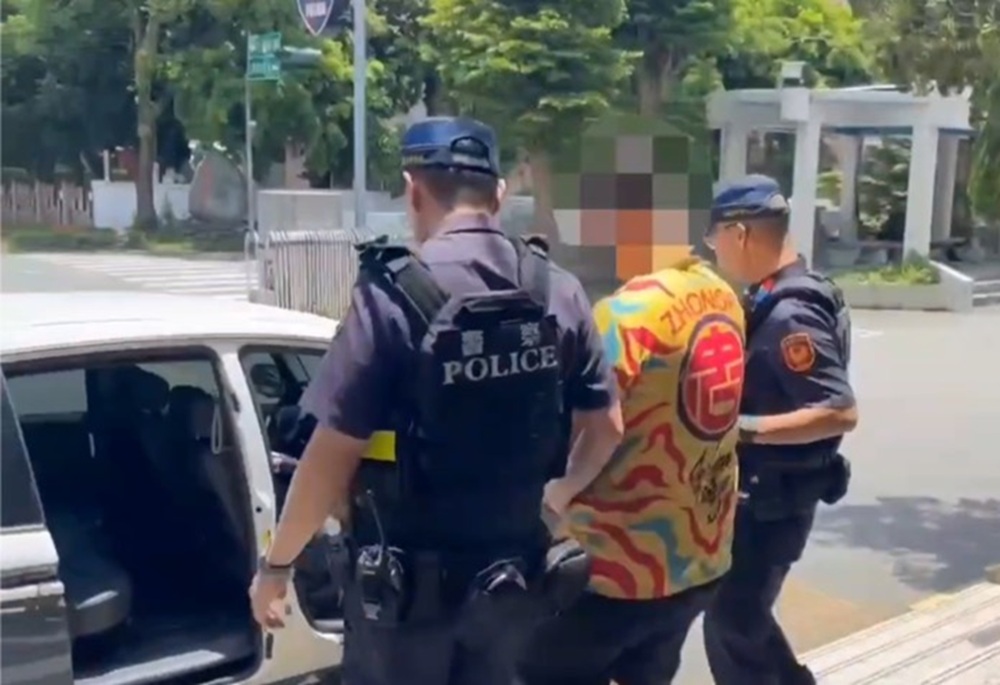 要不要叫警備車? 關心路倒醉友自報身分竟是通緝犯 216 cnews204250801a03
