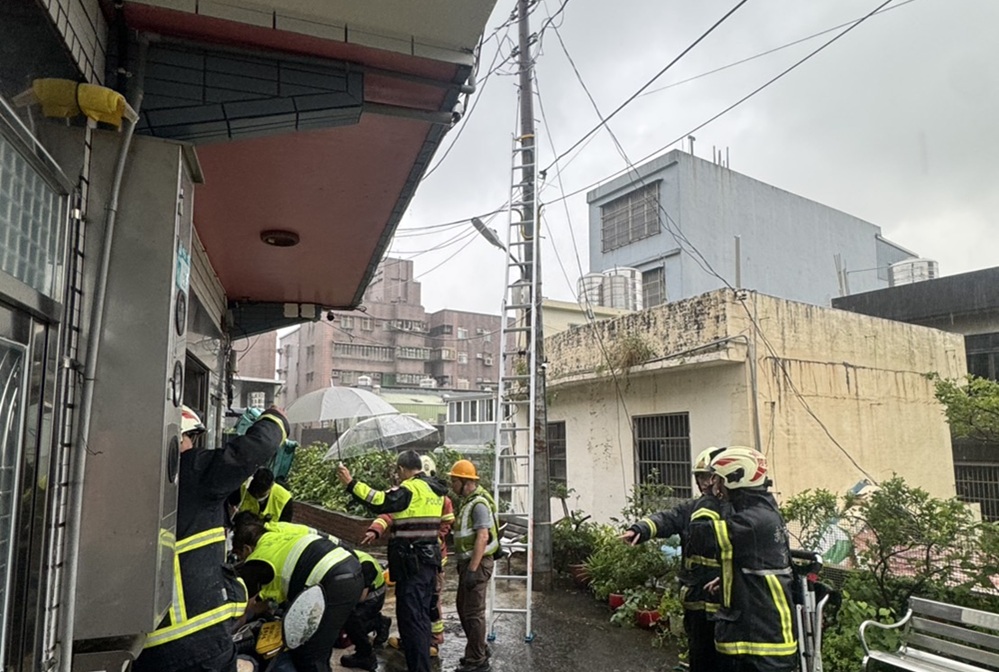 驚悚 台電承包商遇強降雨觸電昏迷懸掛半空 208 cnews204250801a05