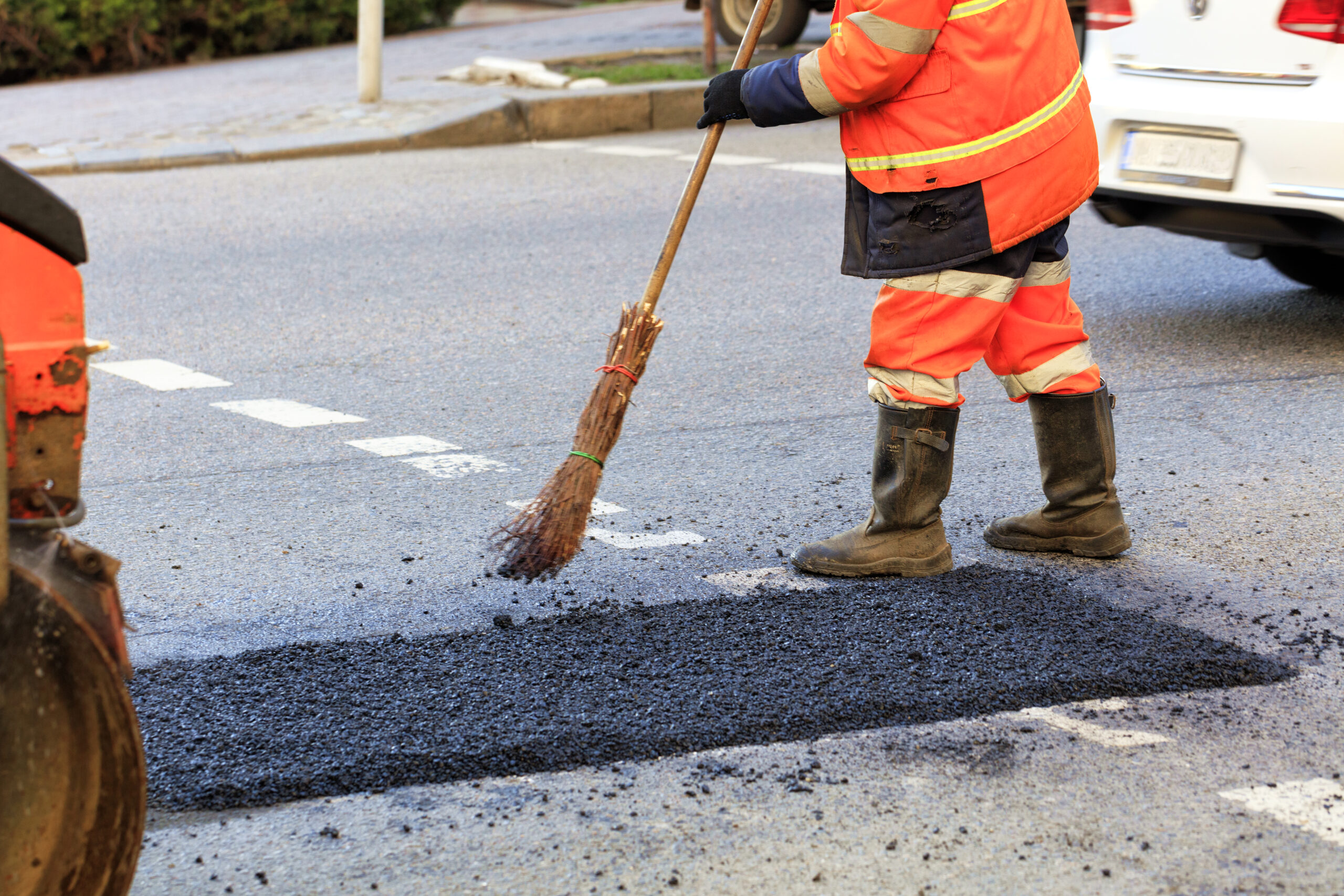 用路人注意!台31部分路段8/4起施工 機動調整封閉調撥車道 people working road city scaled