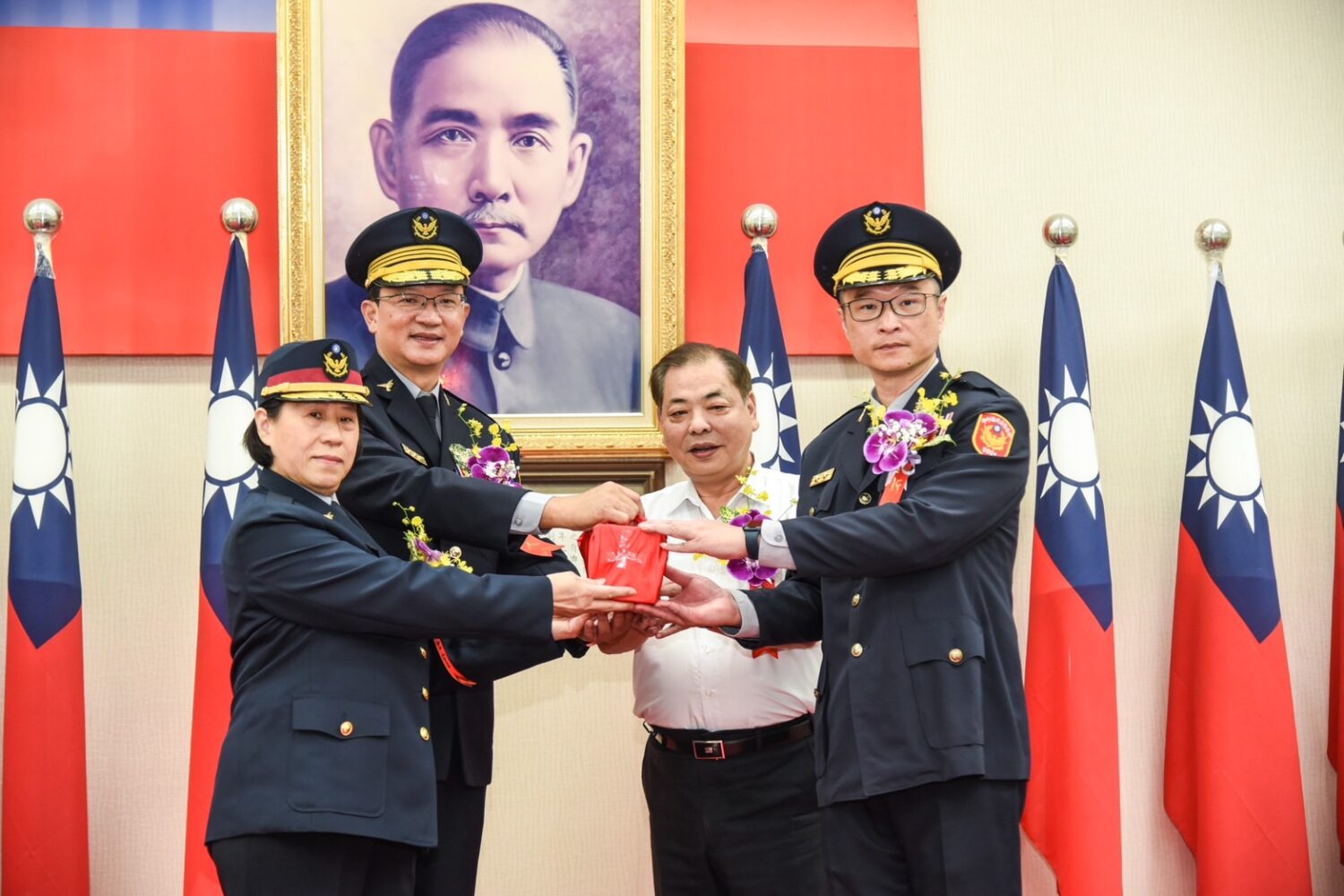 新竹縣警察局長交接典禮隆重舉行,內政部警政署委員黃家琦(中)監交,林建隆(右)正式接任局長一職,展現堅定肩負治安使命的決心。(圖/記者張家燁翻攝)