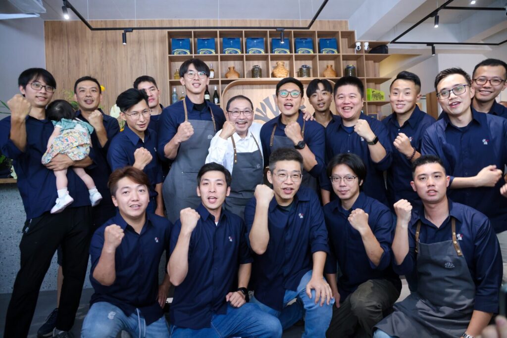 新北市長侯友宜出席坪林「有種茶 UChung」農創所開幕典禮,與返鄉青農熱情合影,展現推動地方創生與茶產業創新的堅定決心。他表示,市府將持續輔導青農及有志人才返鄉發展,讓坪林這片百萬冠軍茶的故鄉,茶香繼續飄揚、世代傳承。(圖/新北市政府提供)