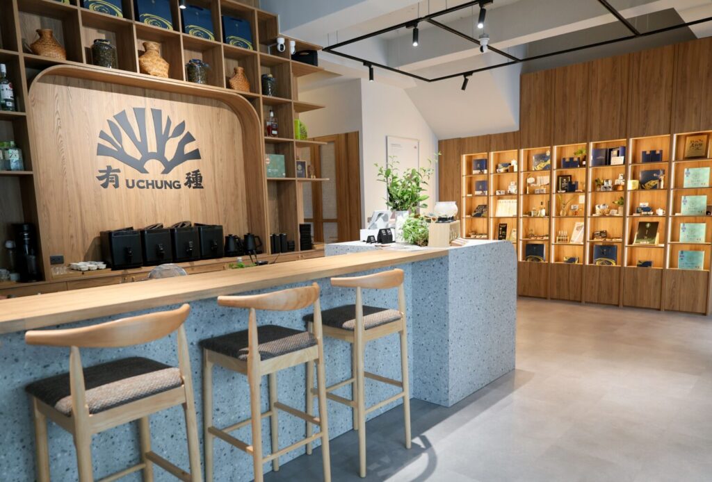 新北首座農創所「有種茶 UChung」集展售、體驗與教育功能於一體,是青農品牌推廣與創業發展的重要據點。(圖/新北市政府提供)