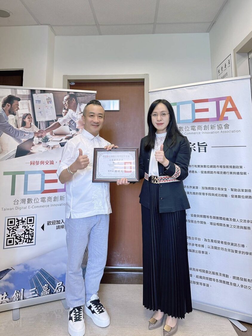 新任理事長胡世均(圖左)親頒協會首席顧問證書于立法委員陳瑩(圖右)。(記者 趙靜姸翻攝)