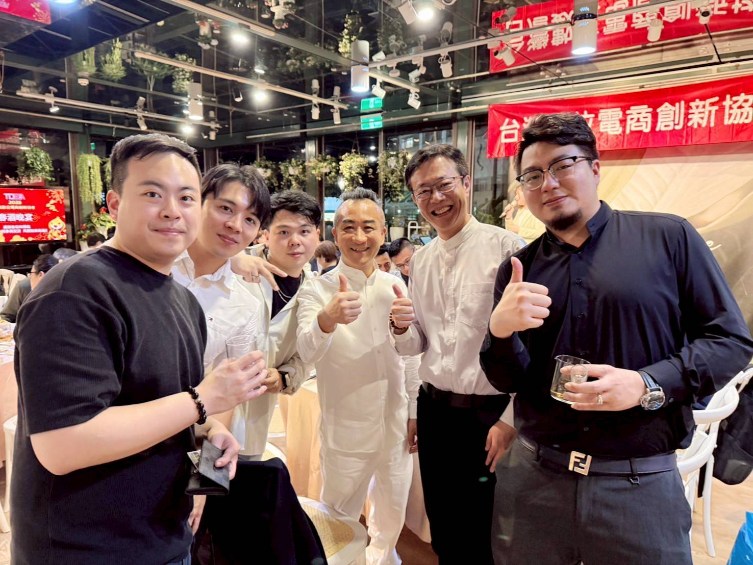 立法委員張宏陸(右二)特別親臨致賀。(記者 趙靜姸翻攝)