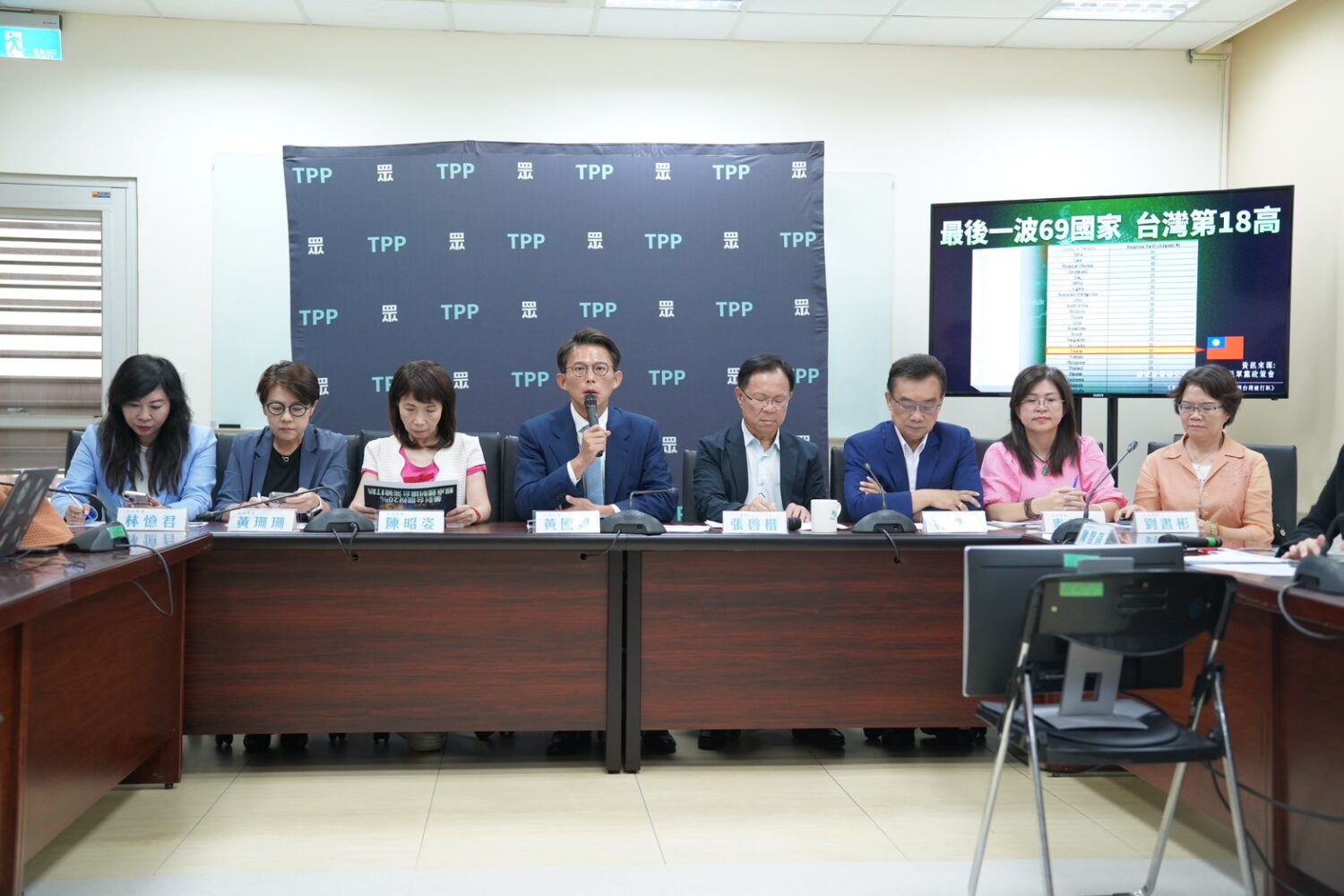 民眾黨立法院黨團上午由總召黃國昌率同副總召張啟楷等召開記者會,痛批賴清德總統與行政院長卓榮泰治國無方、談判無能。(圖/民眾黨團)