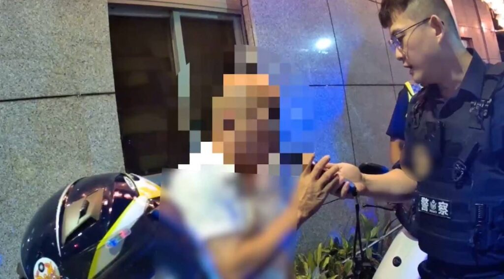 警方對駕駛實施酒測現場畫面。(圖/記者薛秀蓮 翻攝)