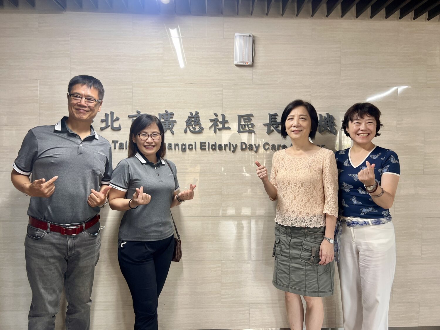 「漢肯行銷創意事業群」總經理陳俊杰(左一)、副總經理王麗雲(左二)、紅心字會秘書長李顯文(右二)、副秘書長許雅青(右一)愛心交流。(圖/紅心字會 提供)