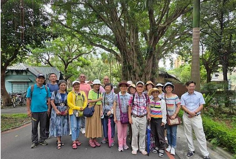 ▲全體學員集合在百年老榕樹下合影,見證一場知性與人情交織的校園巡禮。