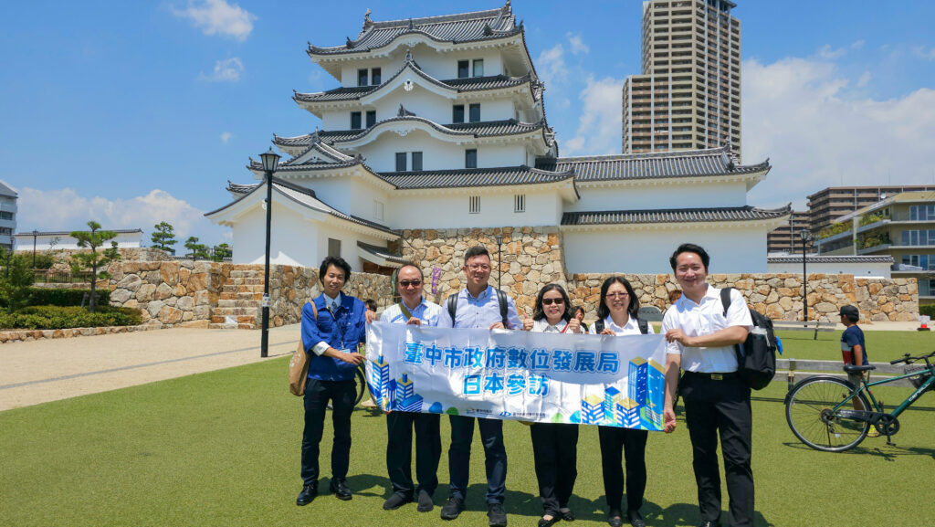 城市交流共推數位升級 中市數位局長林谷隆拜會日本尼崎市長 2 數位局團隊前往尼崎城體驗尼崎幣的實際應用