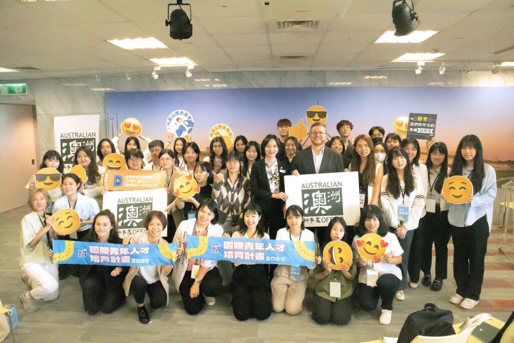 新北青年接軌國際：深入大使館交流 11月英語導覽耶誕城