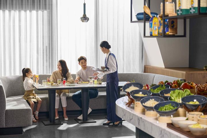 SEEDS 大地義式餐廳父親節當日推出頂級海陸自助晚宴，爸爸本人用餐享 5 折優惠。　圖：高雄洲際酒店／提供