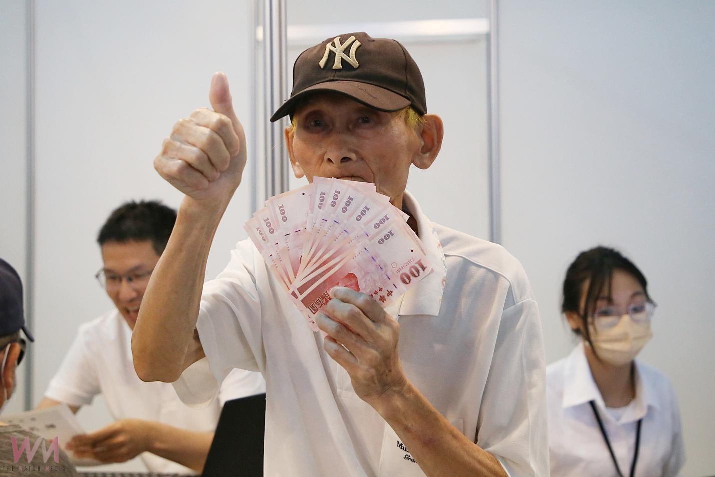 參加購物節滿千送百 抜得頭籌民眾凌晨兩點半即來排隊 - https://www.watchmedia01.com
