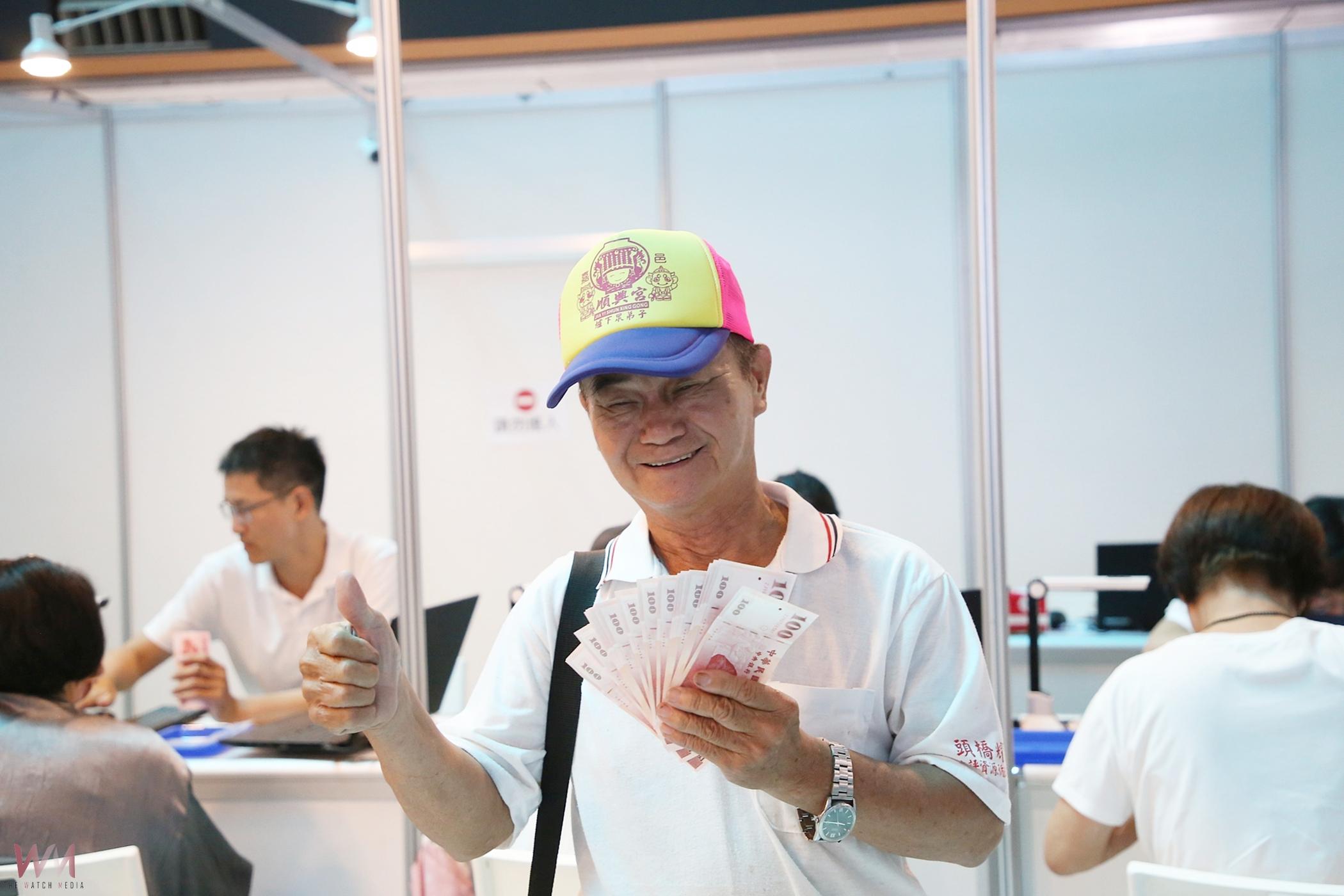 參加購物節滿千送百 抜得頭籌民眾凌晨兩點半即來排隊 - https://www.watchmedia01.com