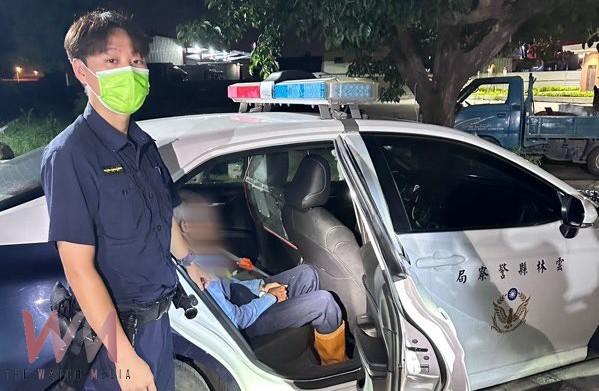 員警路口發現呆坐老翁　協助走失長者平安返家