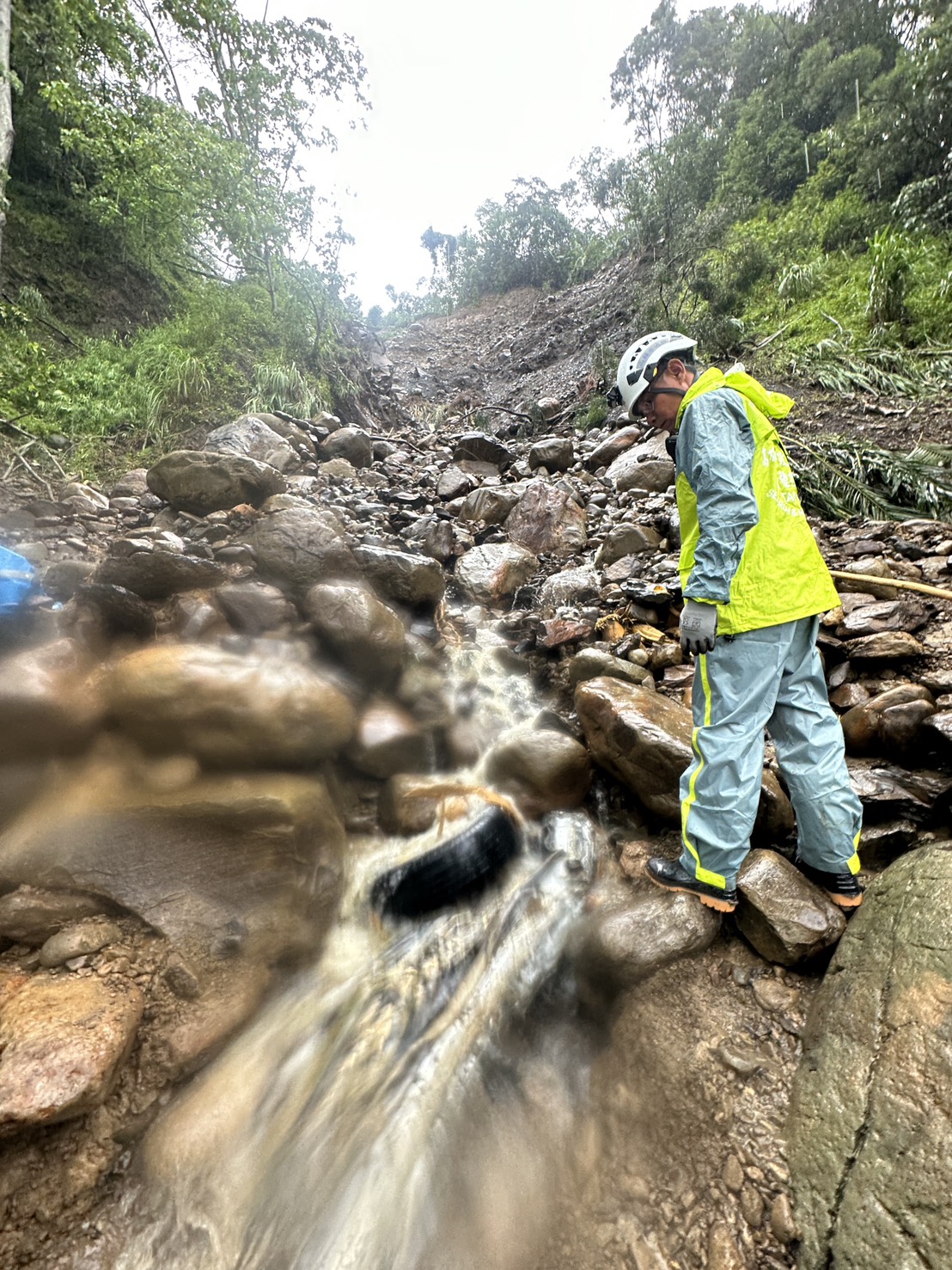 暴雨中艱困搶救!高雄市義消特搜、旗美山搜、消防局特搜及雲豹工作隊共組救援陣線 - https://www.watchmedia01.com