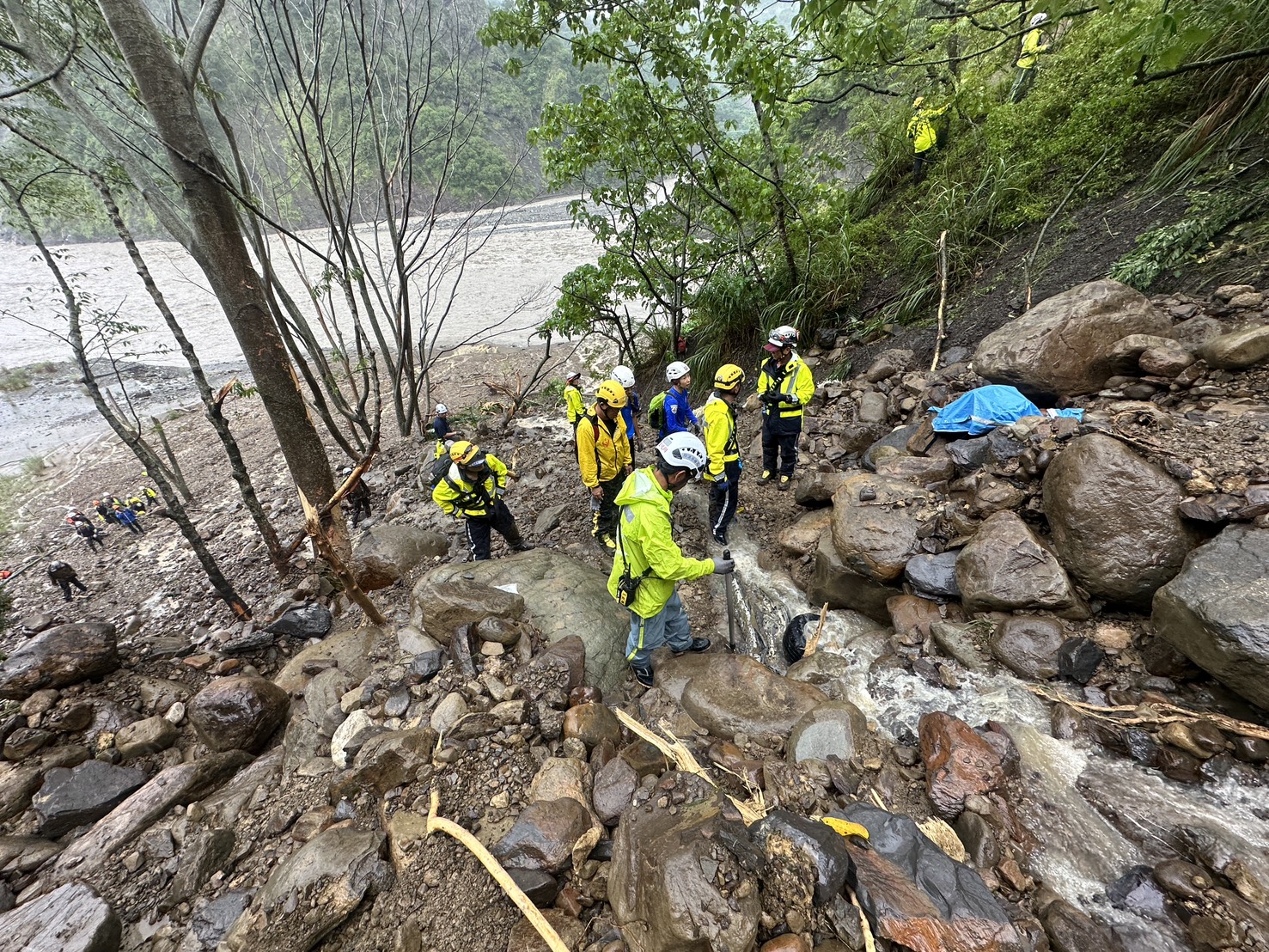 暴雨中艱困搶救!高雄市義消特搜、旗美山搜、消防局特搜及雲豹工作隊共組救援陣線 - https://www.watchmedia01.com