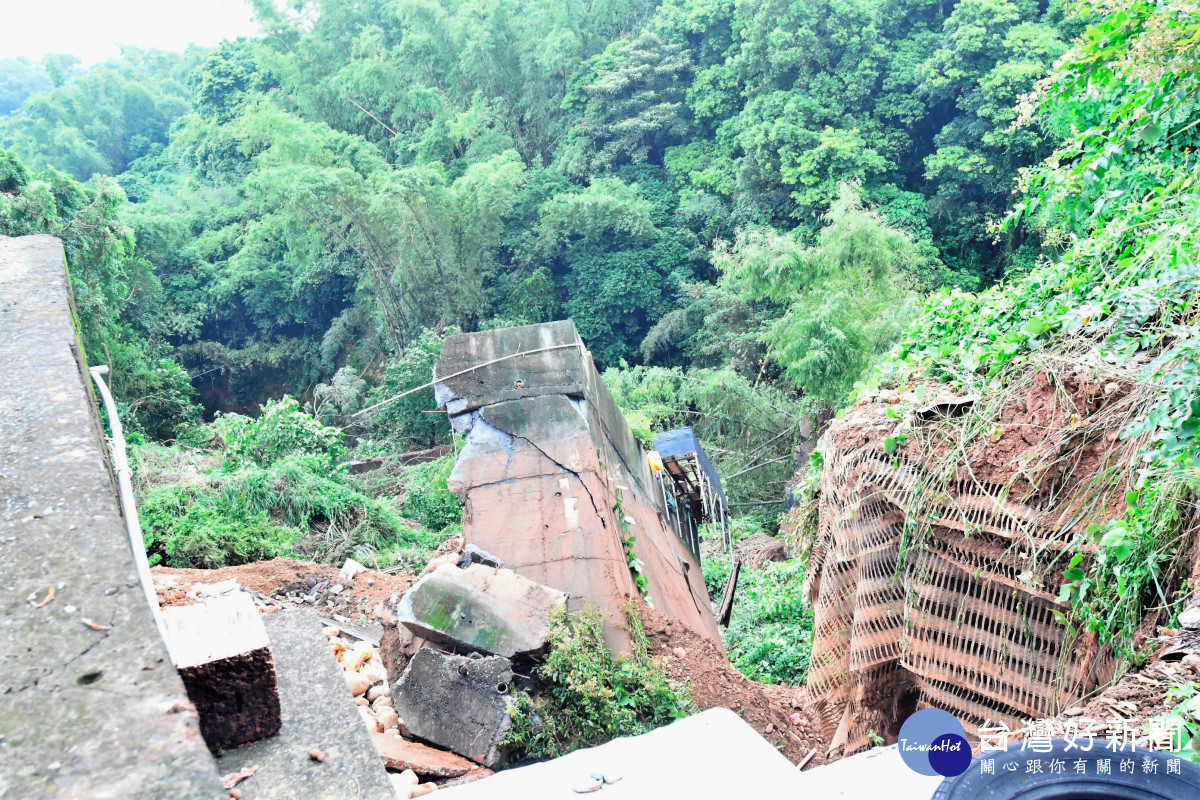 豪雨侵襲，道路邊坡崩塌、路基掏空及護岸潰堤。圖／彰化縣政府提供