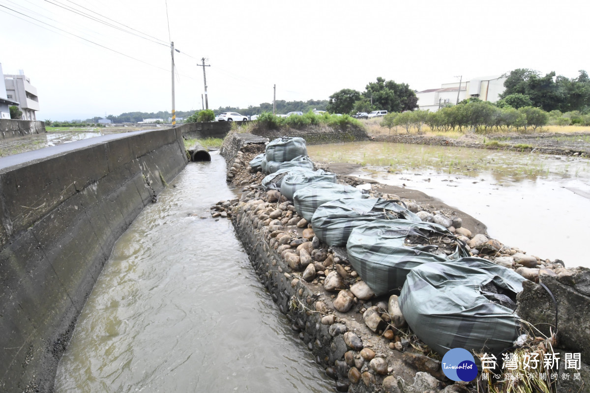 豪雨侵襲，道路邊坡崩塌、路基掏空及護岸潰堤。圖／彰化縣政府提供