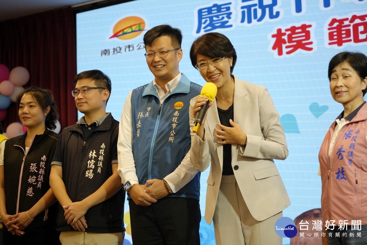 許縣長祝福模範父親健康享嵩壽。（市公所提供）