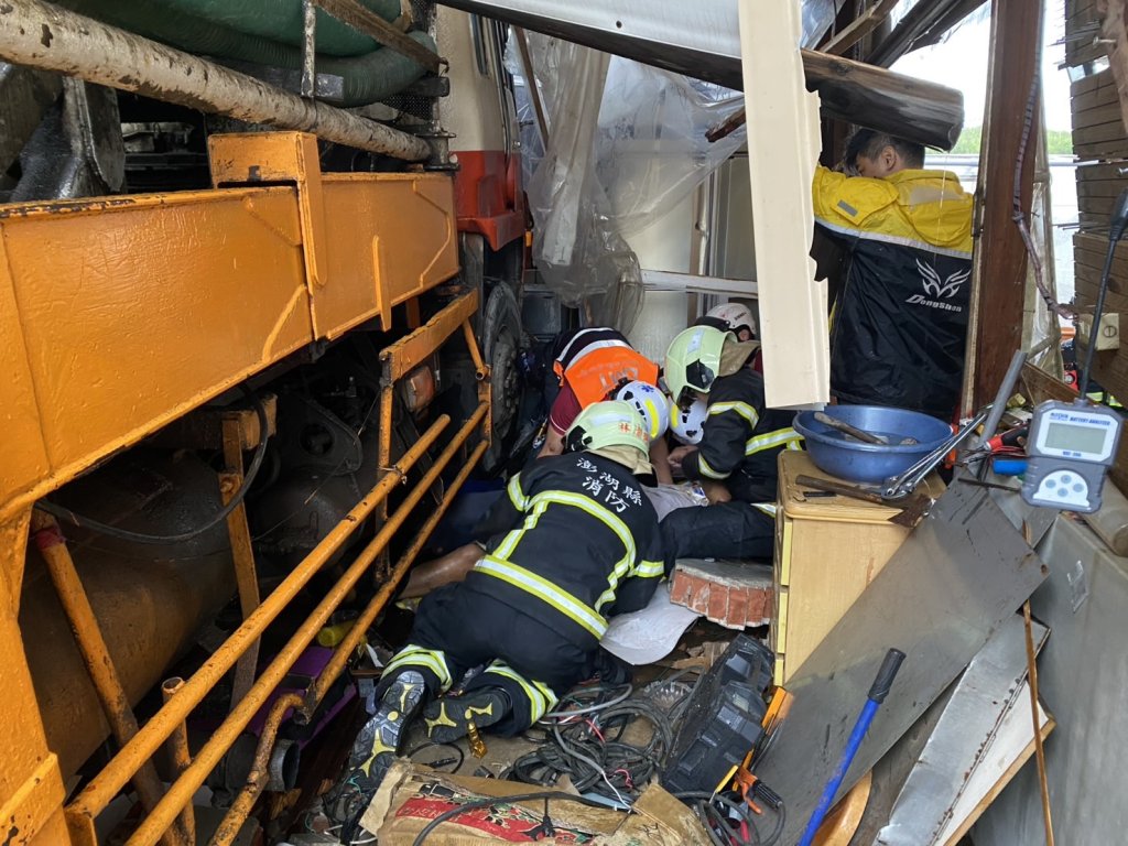 澎湖重大工安意外!混凝土泵浦車煞車失靈滑行輾壓父子 父死子重傷