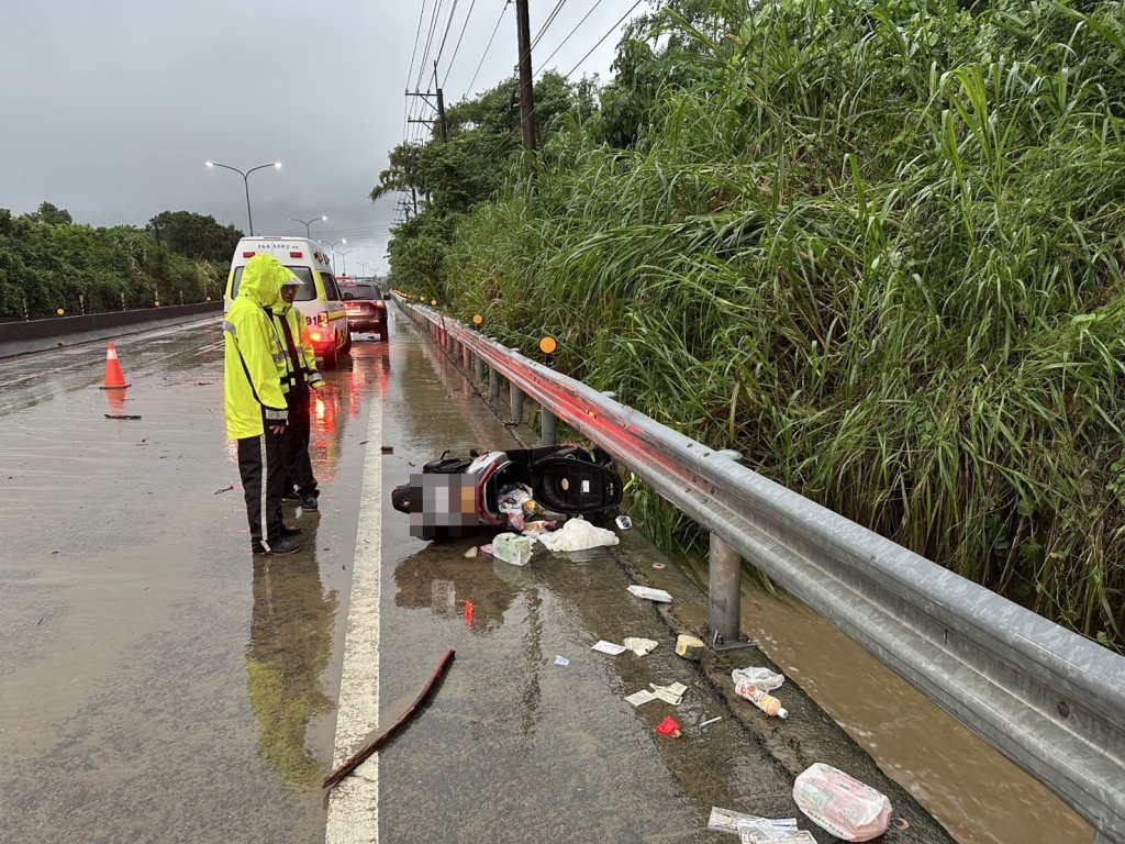 「車倒人不見?-」旗山民眾清晨驚見發動機車倒路邊 駕駛下落警消急尋