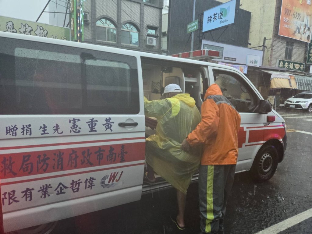 快訊/台南安定港口里突淹水!民眾受困送醫-消防出動橡皮艇急撤患者