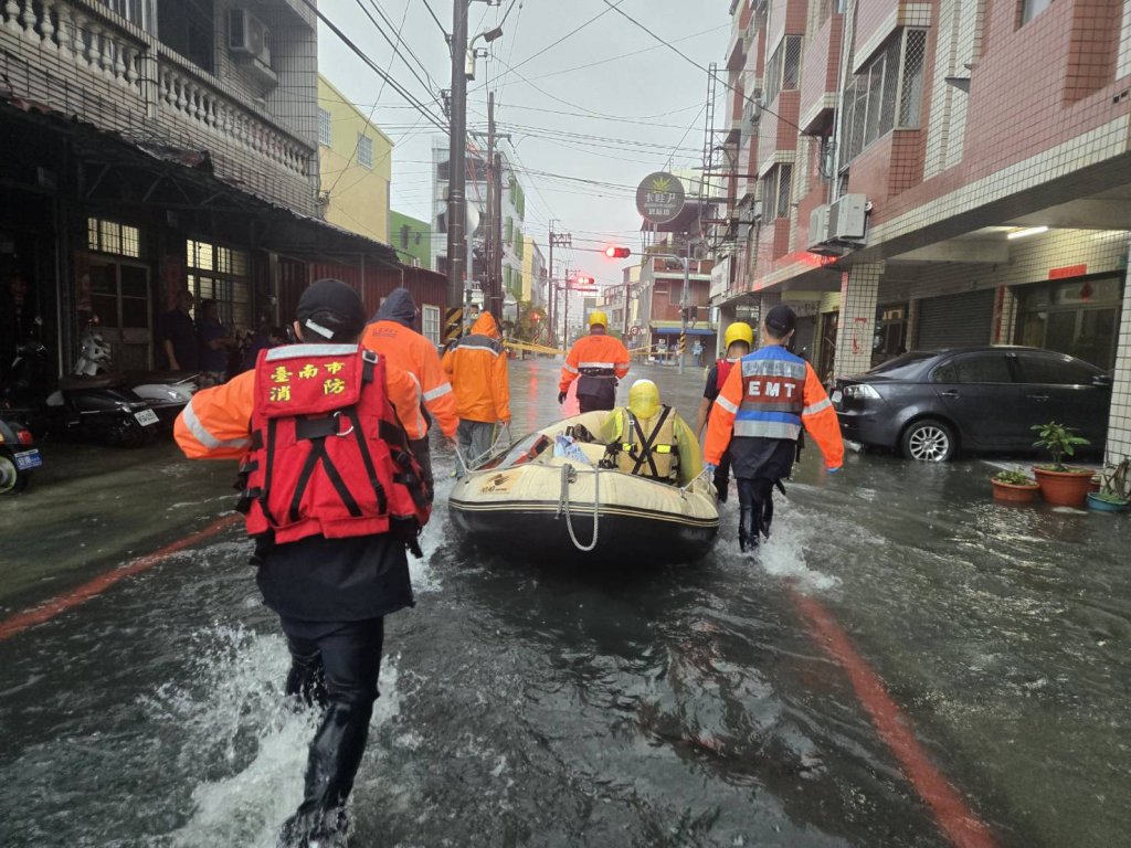 水淹到腿!台南安定雨炸300毫米 洗腎患者靠小艇撤離驚險送醫