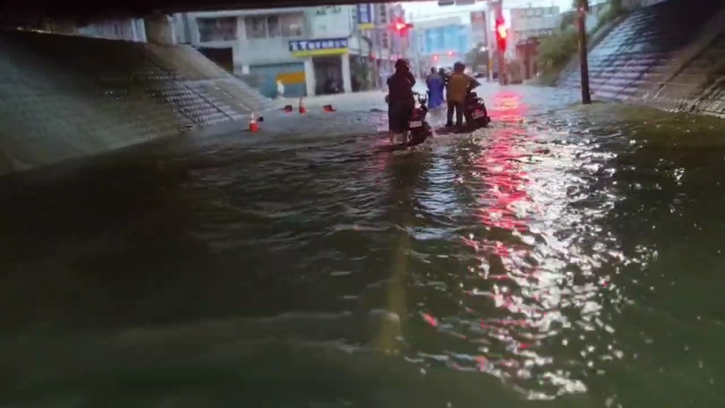 台南暴雨成災!多地區傳災情 崑科大機車泡水…民眾涉水逃離