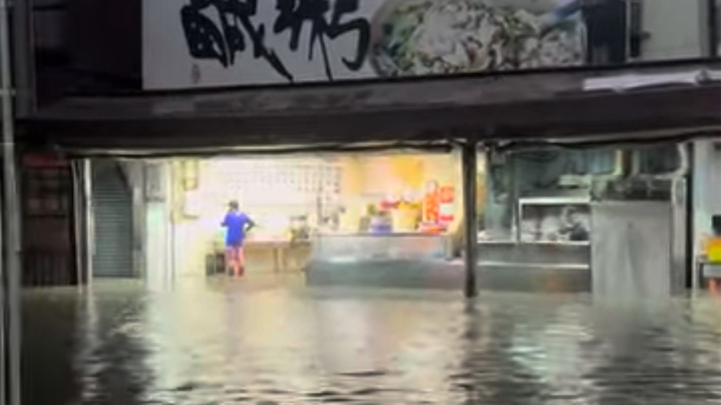 暴雨轟炸台南!小西門變「噴泉圓環」 連阿堂鹹粥都淹了
