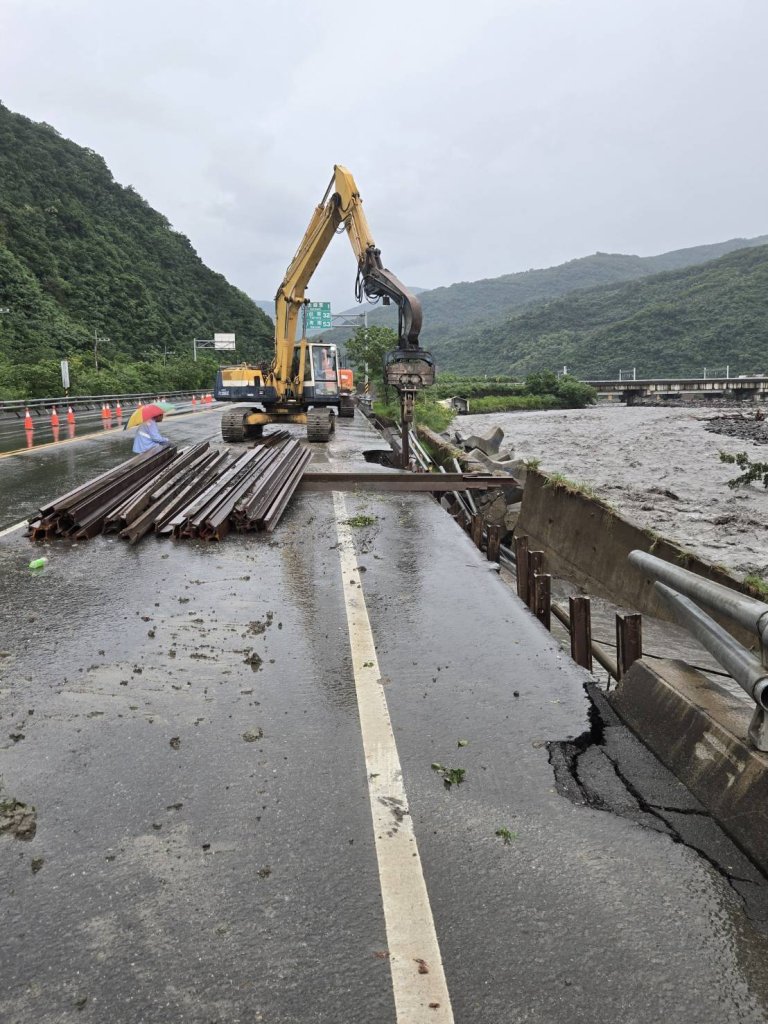 台9線406.8k地基掏空　大武分局封路實施交管