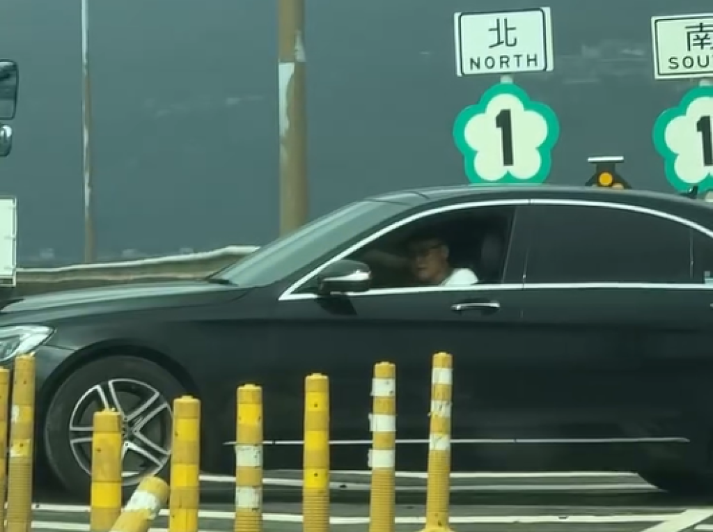 影/走錯交流道?賓士「南下迴轉到北上」 停槽化線、防撞桿間等空檔