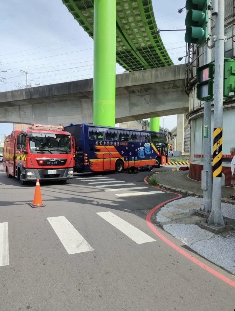 影/桃園死亡車禍!20歲女上班途中與遊覽車碰撞 家屬控司機倒車二次碾壓奪命