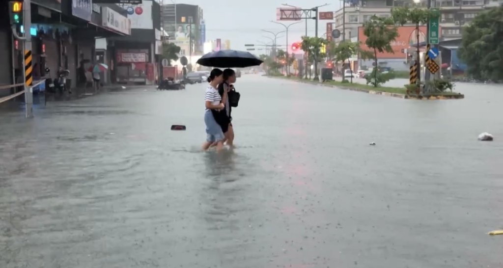 台南日雨量創「史上最猛紀錄」!7縣市雨量明恐達停班課標準