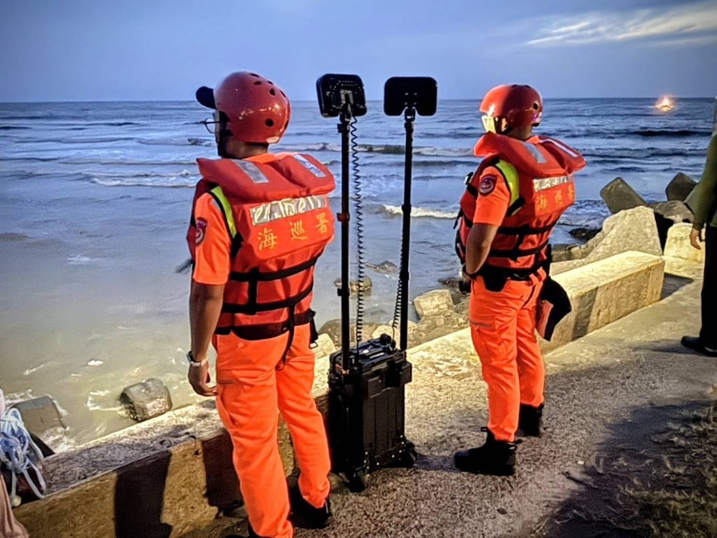 竹圍海水浴場兩名少年遭浪捲走　海巡消防隊員搜救中