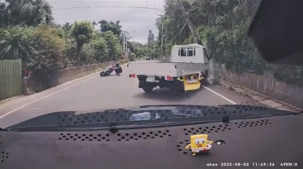 影/小貨車不明原因偏移!衝圍牆撞斷電線桿 後方騎士急煞閃過自摔