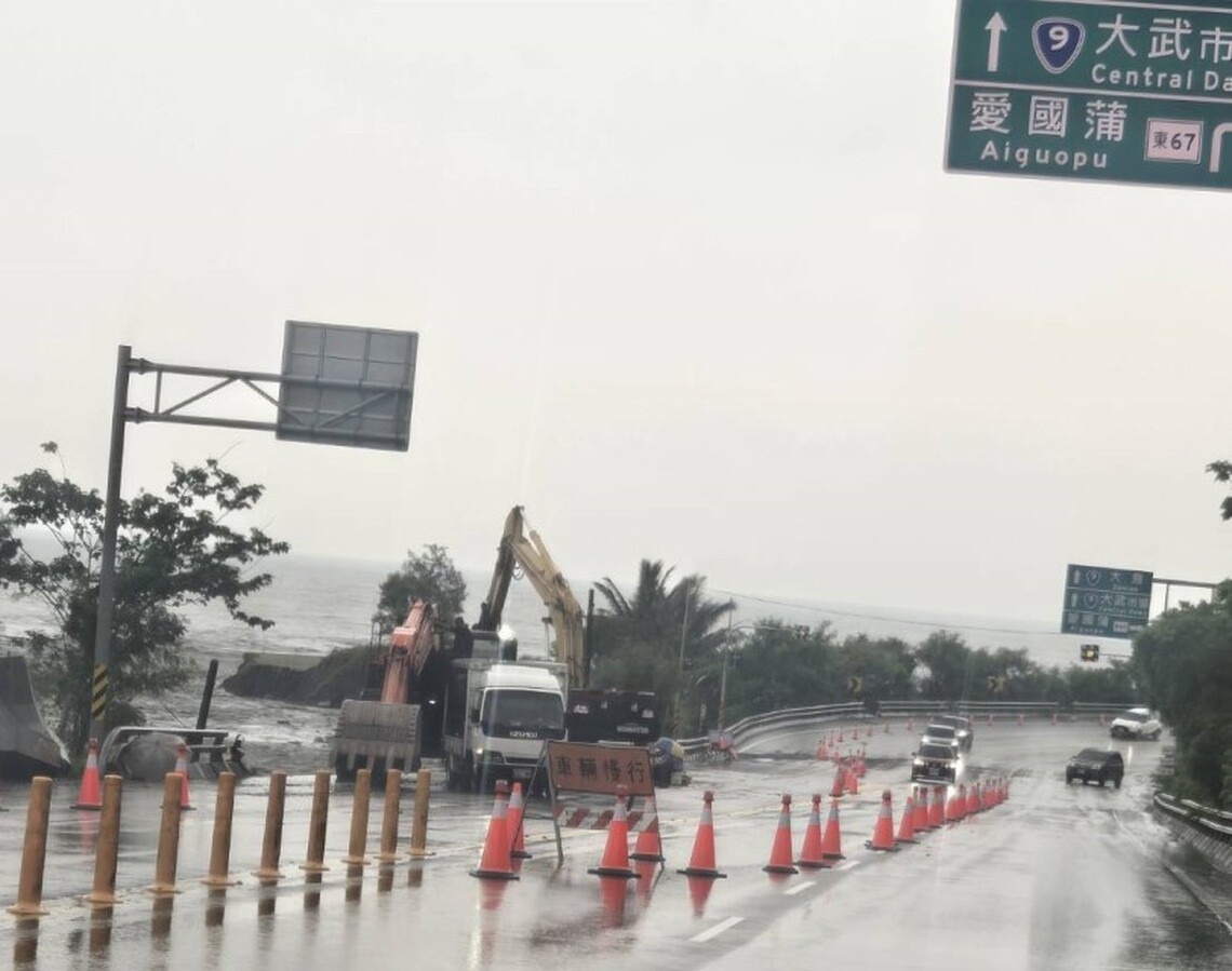 台9線406.8K地基掏空 大武警封路實施交管
