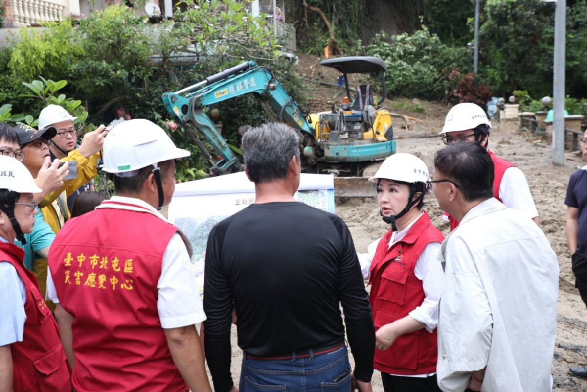 ▲雨量破紀錄!中市北屯、石岡邊坡滑落波及民宅,市長盧秀燕親勘災。(圖/中市府提供)