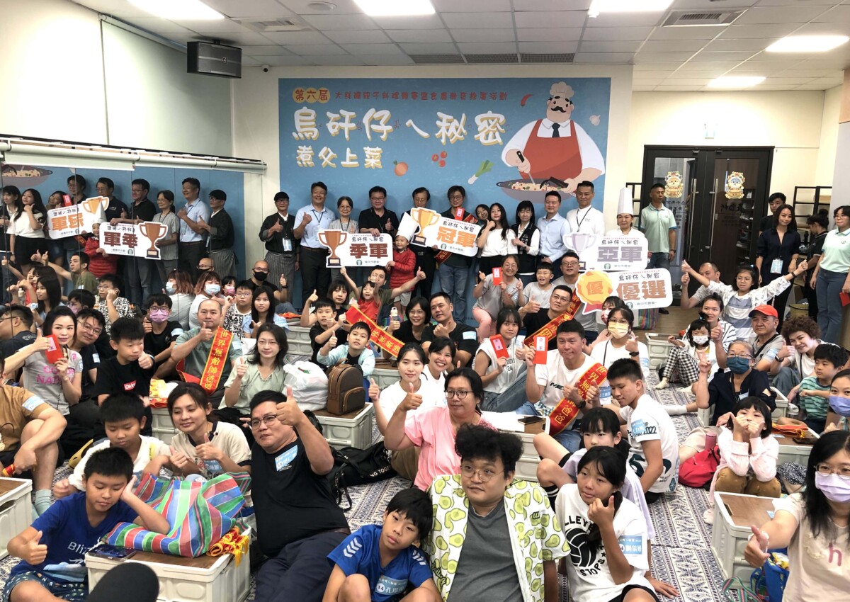 ▲台中市「烏矸仔ㄟ秘密」料理競賽，與會嘉賓與參賽者大合影。(圖/記者顏淑娟翻攝)