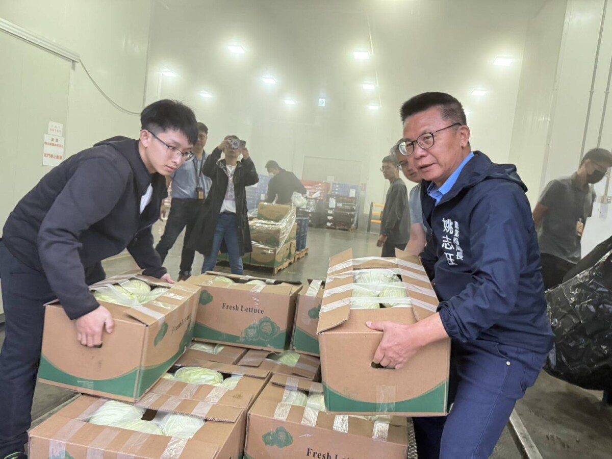 ▲圖說: 高雄市政府農業局第一時間啟程,為山上鄉親送上民生物資。( 記者李堂安翻攝)