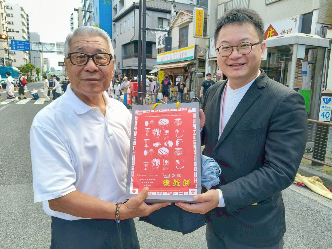 ▲中華藝校盧昰余（右）校長贈送高雄「旗鼓餅」給八王子市前市長「黑須隆一」。（圖/中華藝術學校提供）