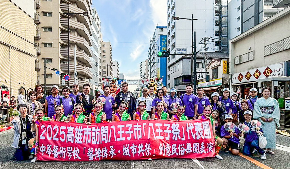 ▲高雄市議會康裕成議長與議員郭建盟、湯詠瑜，高雄市政府教育局吳立森局長，及中華藝校盧昰余校長所帶領的「華藝創意民俗舞團」交流訪問團。（圖/中華藝術學校提供）