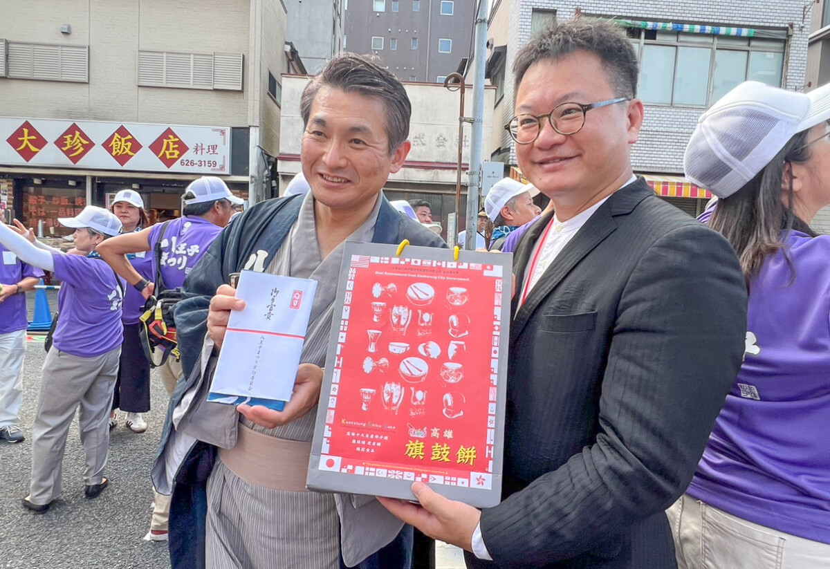 ▲中華藝校盧昰余（右）校長贈送高雄「旗鼓餅」給八王子市「初宿和夫」市長。（圖/中華藝術學校提供）