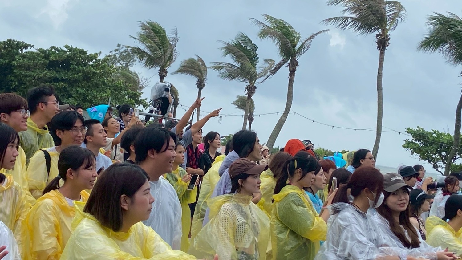 「恆春熱SSR」音樂祭首日大批觀眾風雨無阻